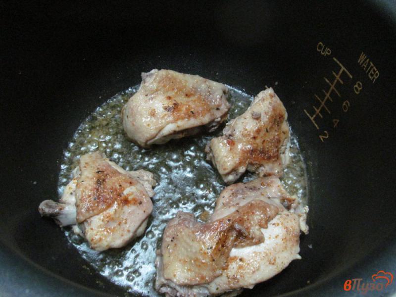Фото приготовление рецепта: Куриные бедра с овощами и фасолью в мультиварке шаг №3