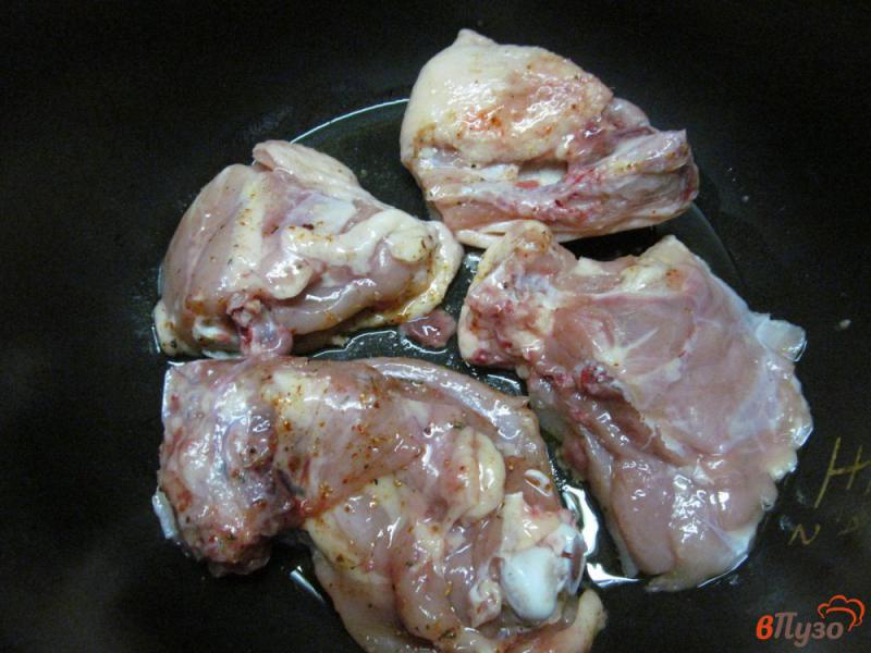 Фото приготовление рецепта: Куриные бедра с овощами и фасолью в мультиварке шаг №2