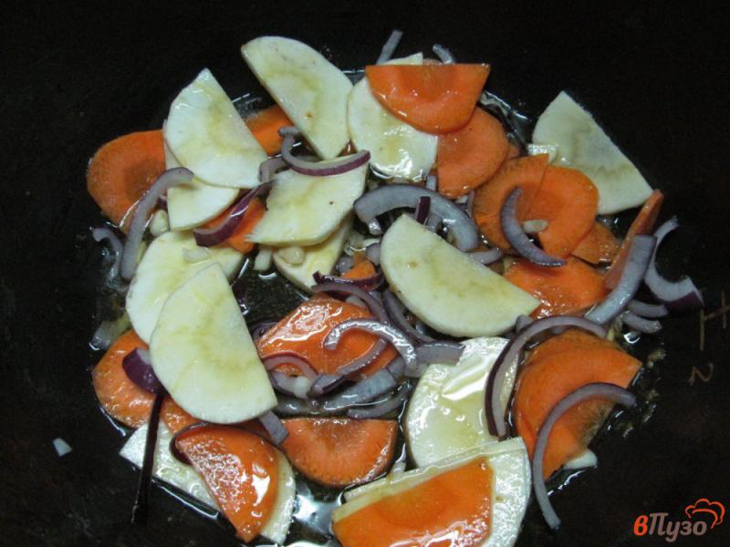 Фото приготовление рецепта: Куриные бедра с овощами и фасолью в мультиварке шаг №4