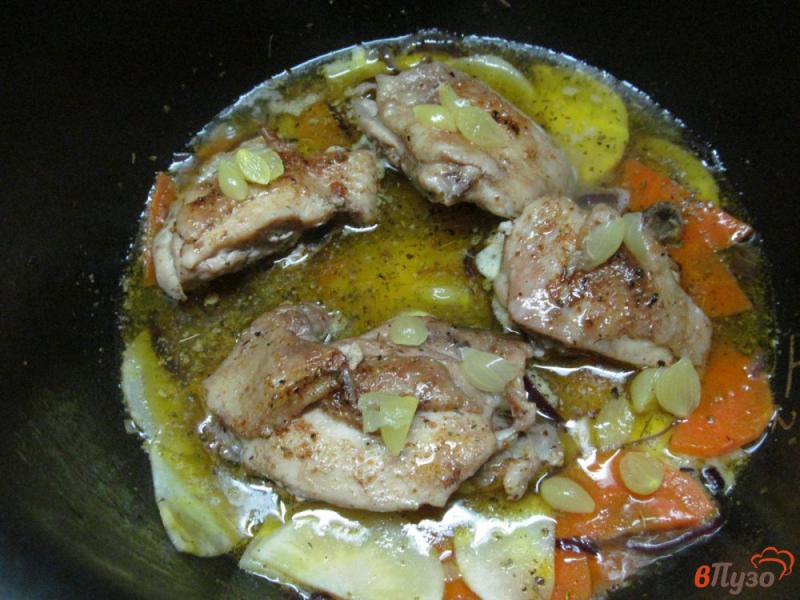Фото приготовление рецепта: Куриные бедра с овощами и фасолью в мультиварке шаг №6