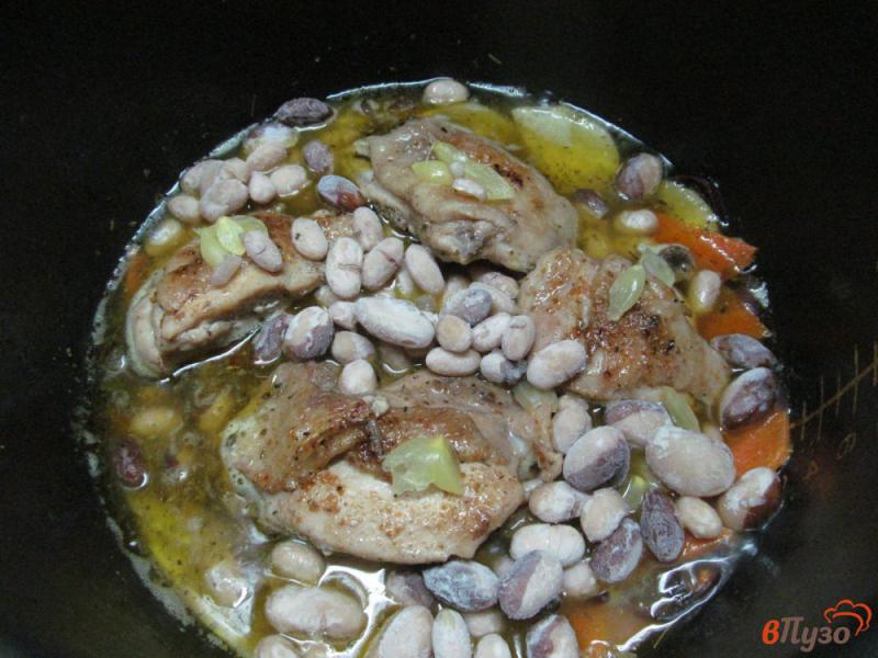 Фото приготовление рецепта: Куриные бедра с овощами и фасолью в мультиварке шаг №7