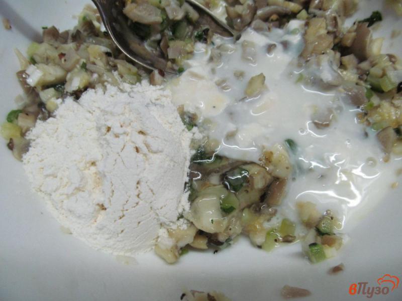 Фото приготовление рецепта: Оладьи из грибов и кабачка под сыром шаг №4