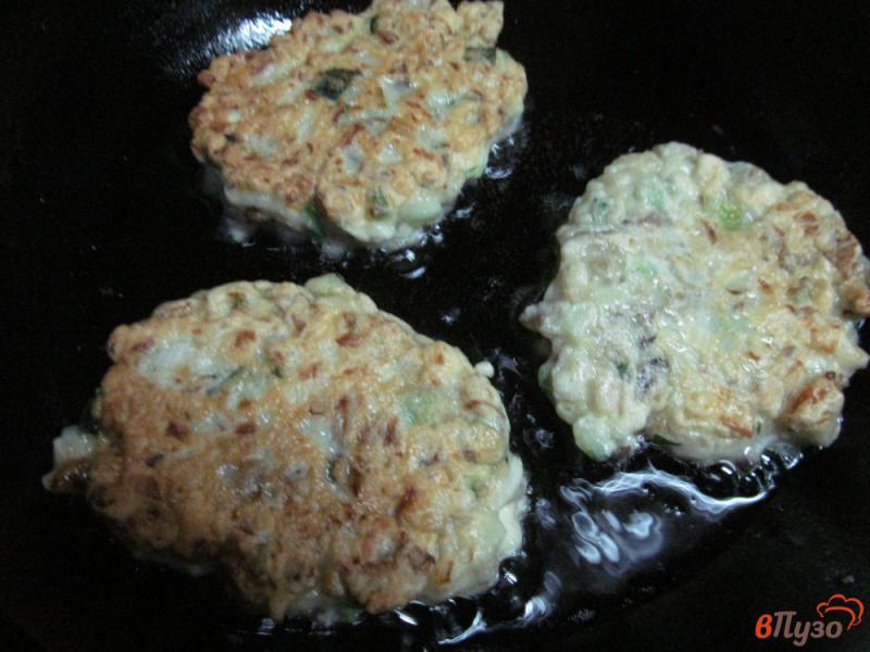 Фото приготовление рецепта: Оладьи из грибов и кабачка под сыром шаг №6