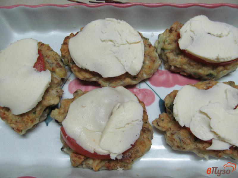 Фото приготовление рецепта: Оладьи из грибов и кабачка под сыром шаг №8