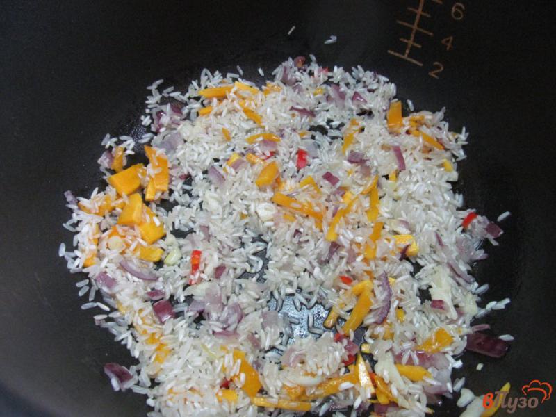 Фото приготовление рецепта: Рис с тыквой в мультиварке шаг №3
