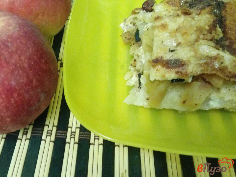 Фото приготовление рецепта: Пирог из лаваша с яблоками и сухофруктами шаг №6