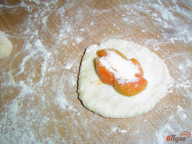 Фото приготовление рецепта: Пирожки с абрикосами шаг №4