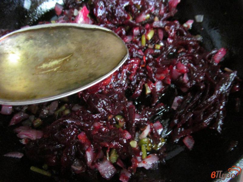 Фото приготовление рецепта: Салат из свеклы с оливками шаг №3