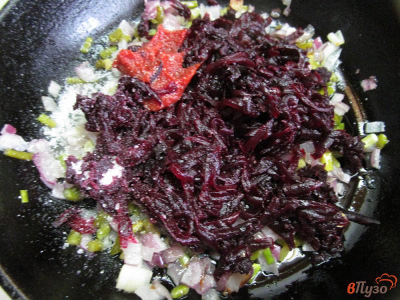 Фото приготовление рецепта: Салат из свеклы с оливками шаг №2