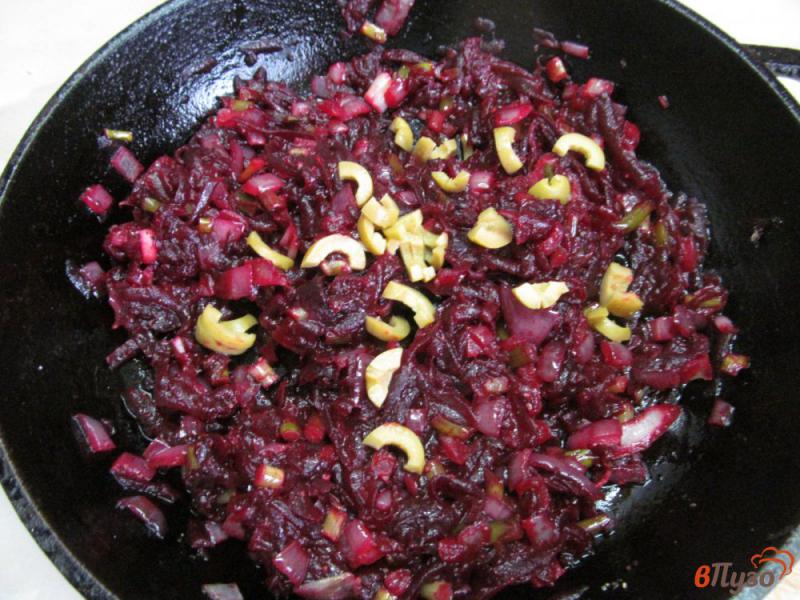 Фото приготовление рецепта: Салат из свеклы с оливками шаг №4