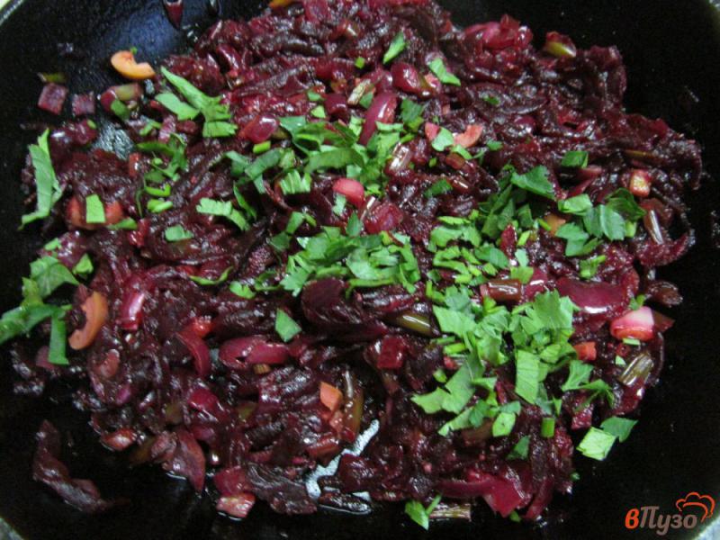 Фото приготовление рецепта: Салат из свеклы с оливками шаг №5