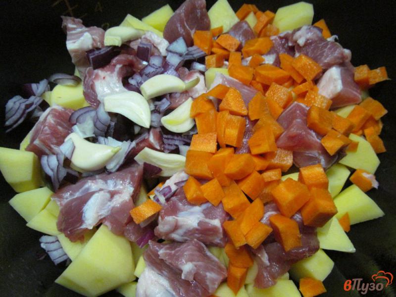 Фото приготовление рецепта: Тушеная свинина с картофелем в мультиварке шаг №2