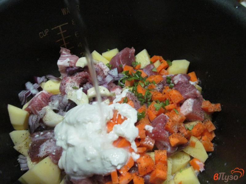 Фото приготовление рецепта: Тушеная свинина с картофелем в мультиварке шаг №4