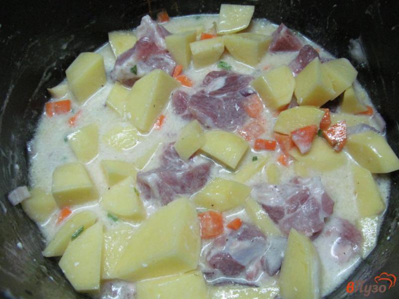 Фото приготовление рецепта: Тушеная свинина с картофелем в мультиварке шаг №5