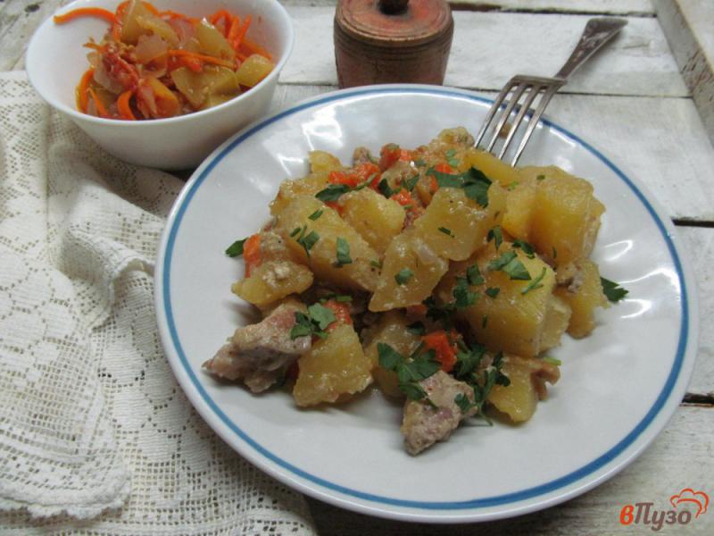 Фото приготовление рецепта: Тушеная свинина с картофелем в мультиварке шаг №7