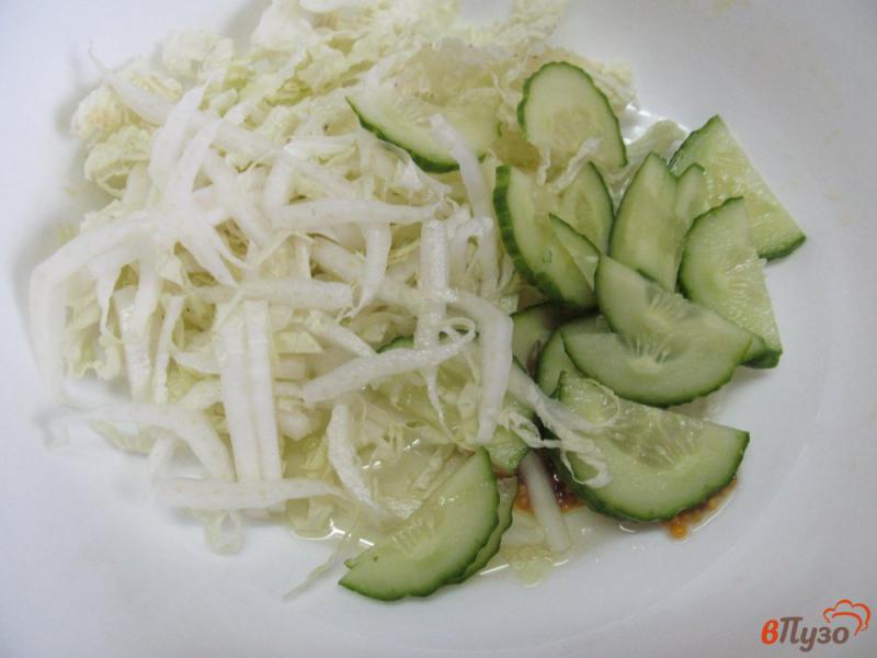 Фото приготовление рецепта: Салат из пекинской капусты с помидором и рукколой шаг №2