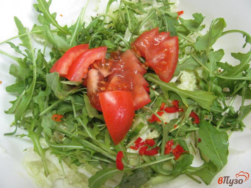 Фото приготовление рецепта: Салат из пекинской капусты с помидором и рукколой шаг №4