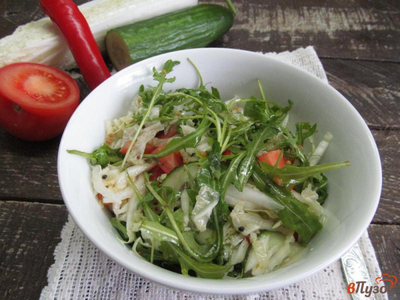 Фото приготовление рецепта: Салат из пекинской капусты с помидором и рукколой шаг №5