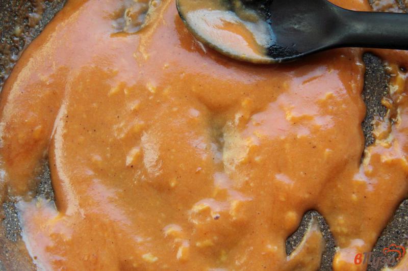 Фото приготовление рецепта: Макароны в томатно-сметанном соусе шаг №4