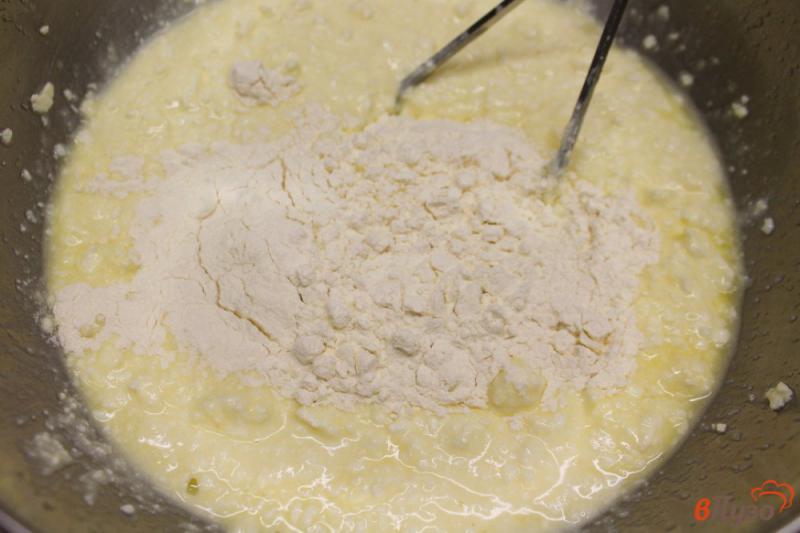 Фото приготовление рецепта: Творожная запеканка с миндалем, курагой и финиками шаг №4