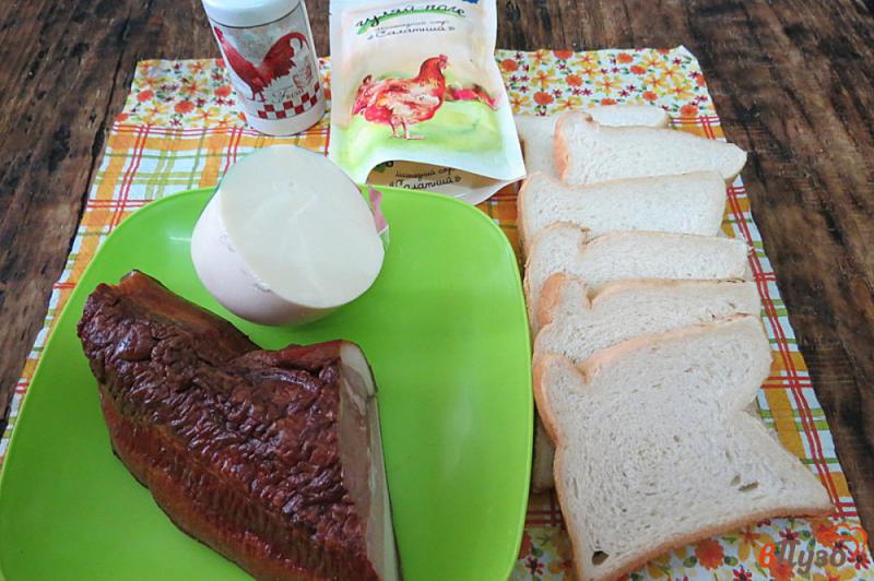 Фото приготовление рецепта: Сэндвич с беконом и сыром шаг №1