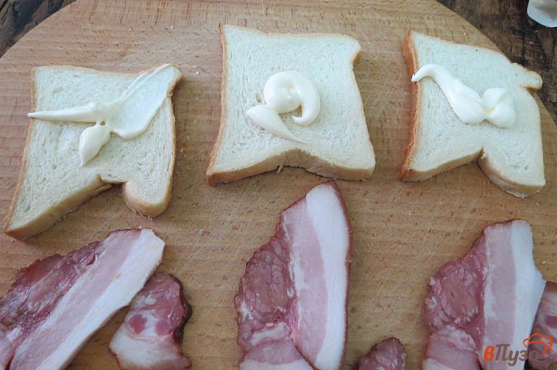 Фото приготовление рецепта: Сэндвич с беконом и сыром шаг №2