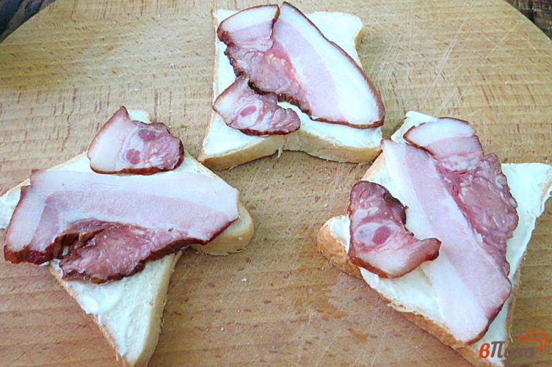Фото приготовление рецепта: Сэндвич с беконом и сыром шаг №4