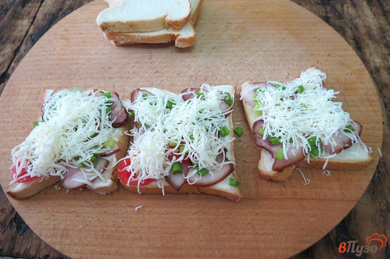 Фото приготовление рецепта: Сэндвич с беконом и сыром шаг №7