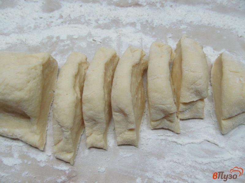Фото приготовление рецепта: Пирожки на кефире с капустой шаг №5