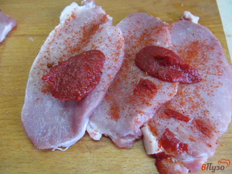 Фото приготовление рецепта: Мясо запеченное под сметанным соусом и сыром шаг №2