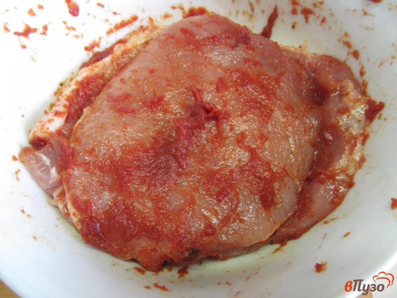 Фото приготовление рецепта: Мясо запеченное под сметанным соусом и сыром шаг №3