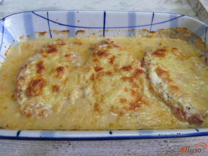 Фото приготовление рецепта: Мясо запеченное под сметанным соусом и сыром шаг №7