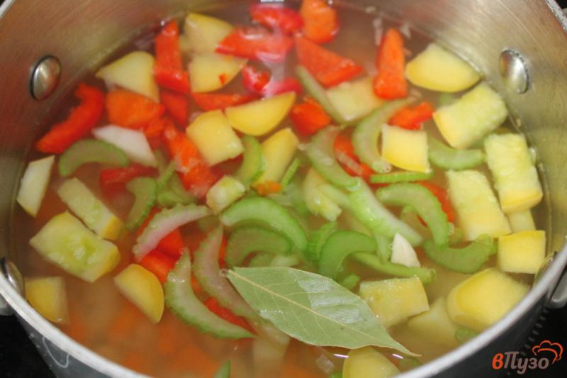 Фото приготовление рецепта: Овощной суп с перцем, патиссоном и сельдереем шаг №5