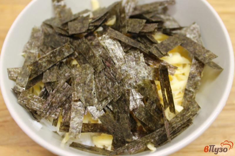Фото приготовление рецепта: Рисовый салат с водорослями и сыром шаг №4
