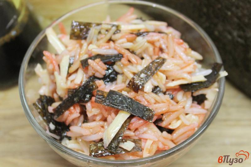 Фото приготовление рецепта: Рисовый салат с водорослями и сыром шаг №6