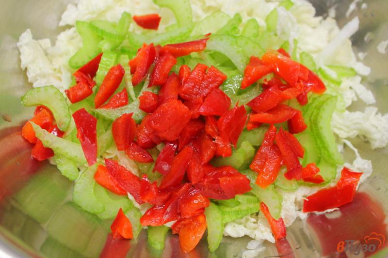 Фото приготовление рецепта: Салат из пекинской капусты с яблоком, сельдереем и перцем шаг №3