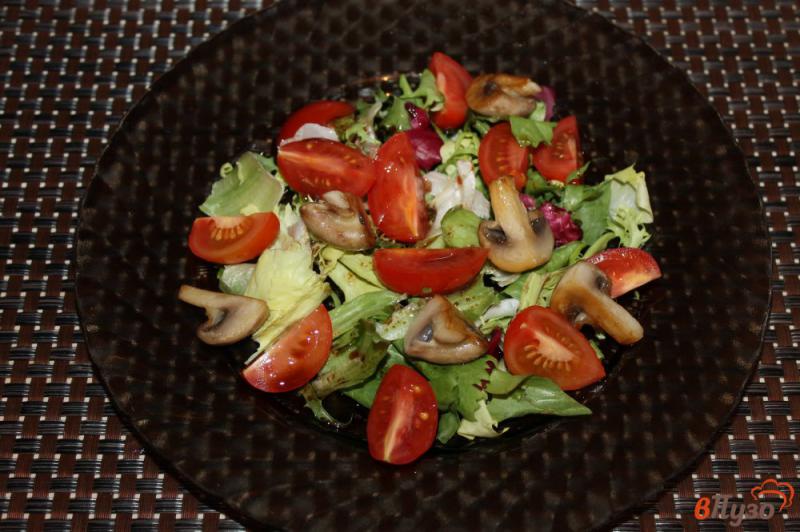 Фото приготовление рецепта: Закусочный салат из черри с грибами и сыром шаг №4