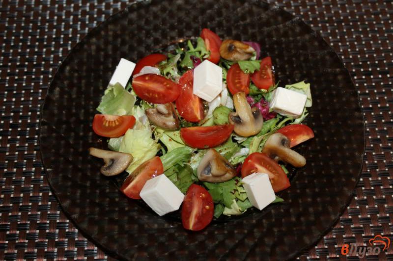 Фото приготовление рецепта: Закусочный салат из черри с грибами и сыром шаг №5