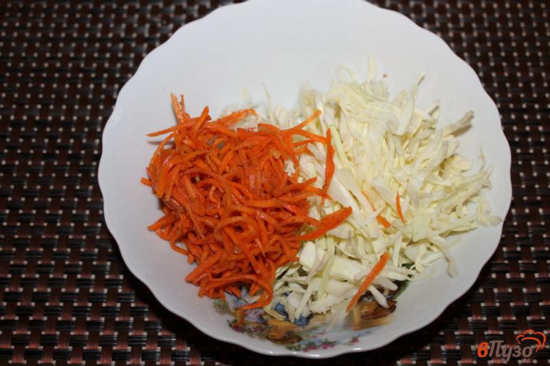 Фото приготовление рецепта: Салат из пекинской капусты с копченой курицей и маслинами шаг №2