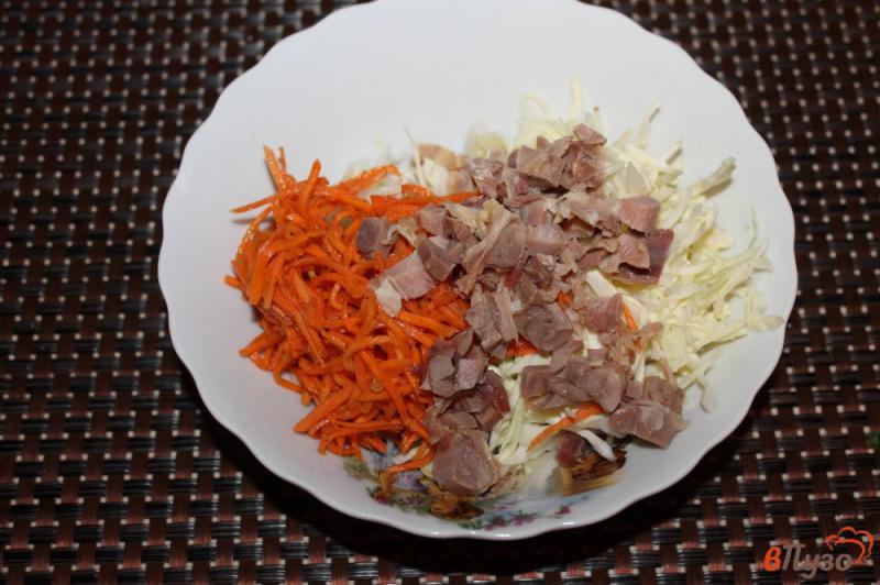 Фото приготовление рецепта: Салат из пекинской капусты с копченой курицей и маслинами шаг №3