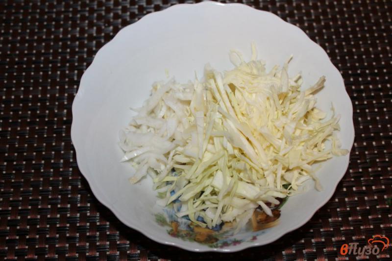 Фото приготовление рецепта: Салат из пекинской капусты с копченой курицей и маслинами шаг №1