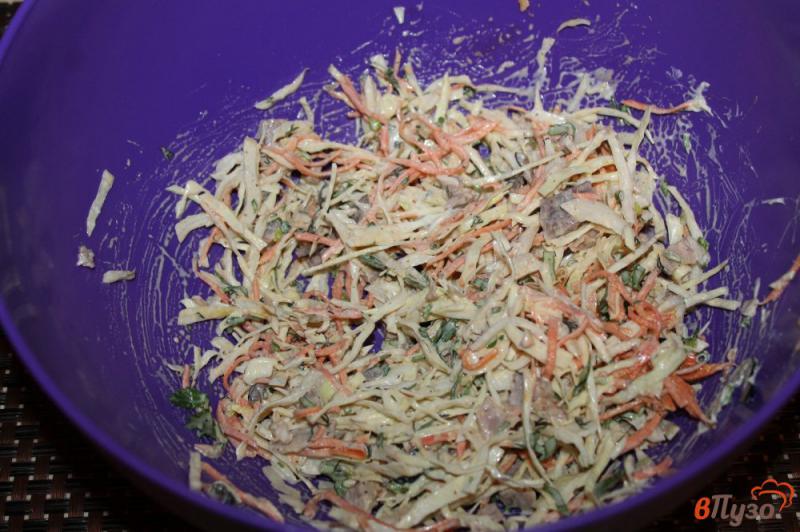 Фото приготовление рецепта: Салат из пекинской капусты с копченой курицей и маслинами шаг №5