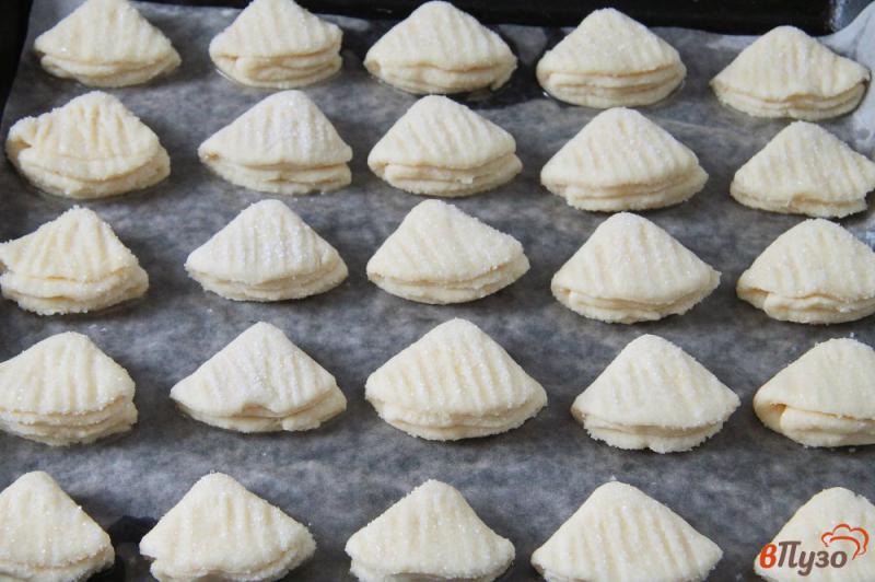 Фото приготовление рецепта: Печенье из творога «Гусиные лапки» шаг №10