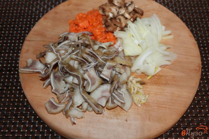 Фото приготовление рецепта: Свиные ушки с грибами и овощами шаг №2