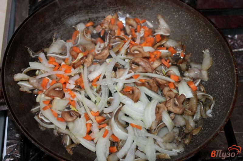 Фото приготовление рецепта: Свиные ушки с грибами и овощами шаг №3