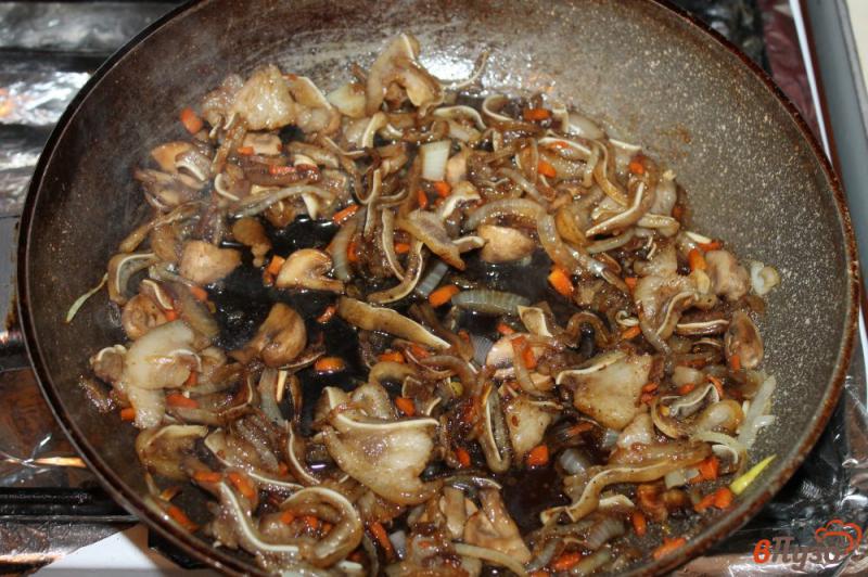 Фото приготовление рецепта: Свиные ушки с грибами и овощами шаг №4