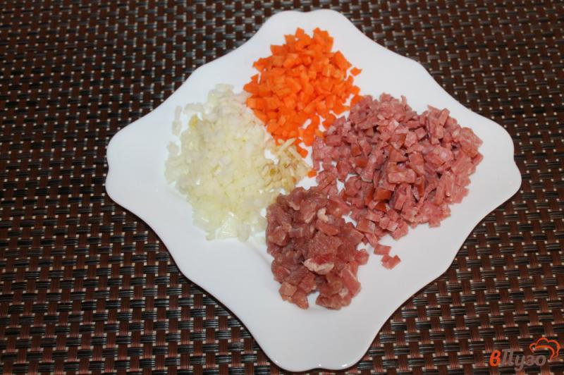 Фото приготовление рецепта: Гороховый суп со свининой и копченой колбасой шаг №3