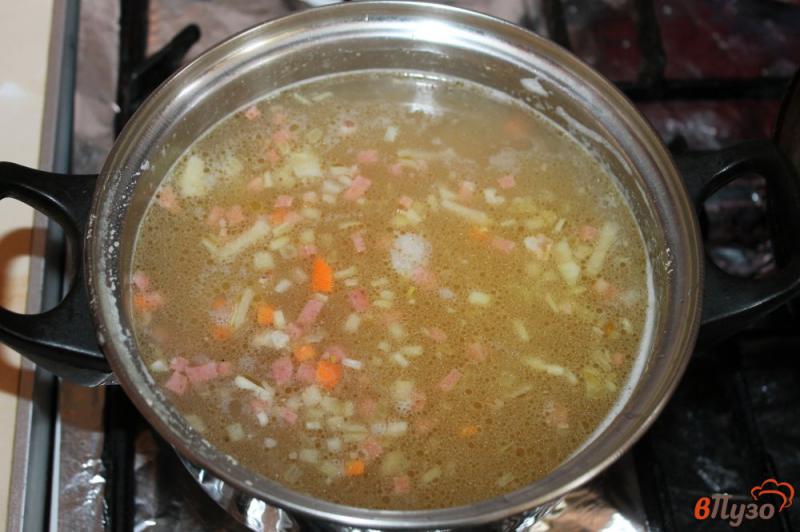 Фото приготовление рецепта: Гороховый суп со свининой и копченой колбасой шаг №5