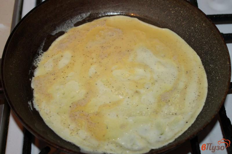 Фото приготовление рецепта: Омлет с грибами и колбасой шаг №2