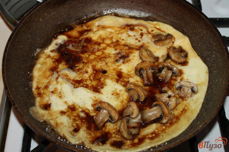 Фото приготовление рецепта: Омлет с грибами и колбасой шаг №3